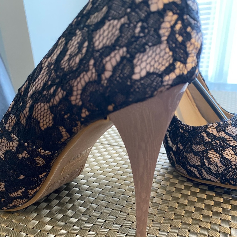 NEW!!!! Never worn, beige & black Pump!